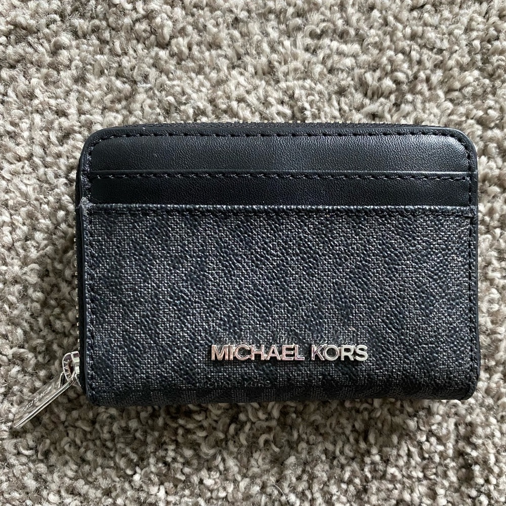 Michael KorsJet Set Travel Zip Around
Card Case Wallet MK Silver Black